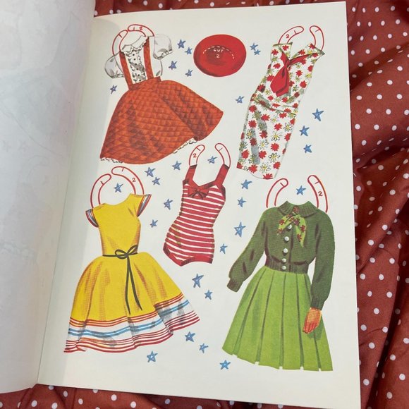 VINTAGE Mitzi and Sissy Paper Doll Book - Picture 5 of 7